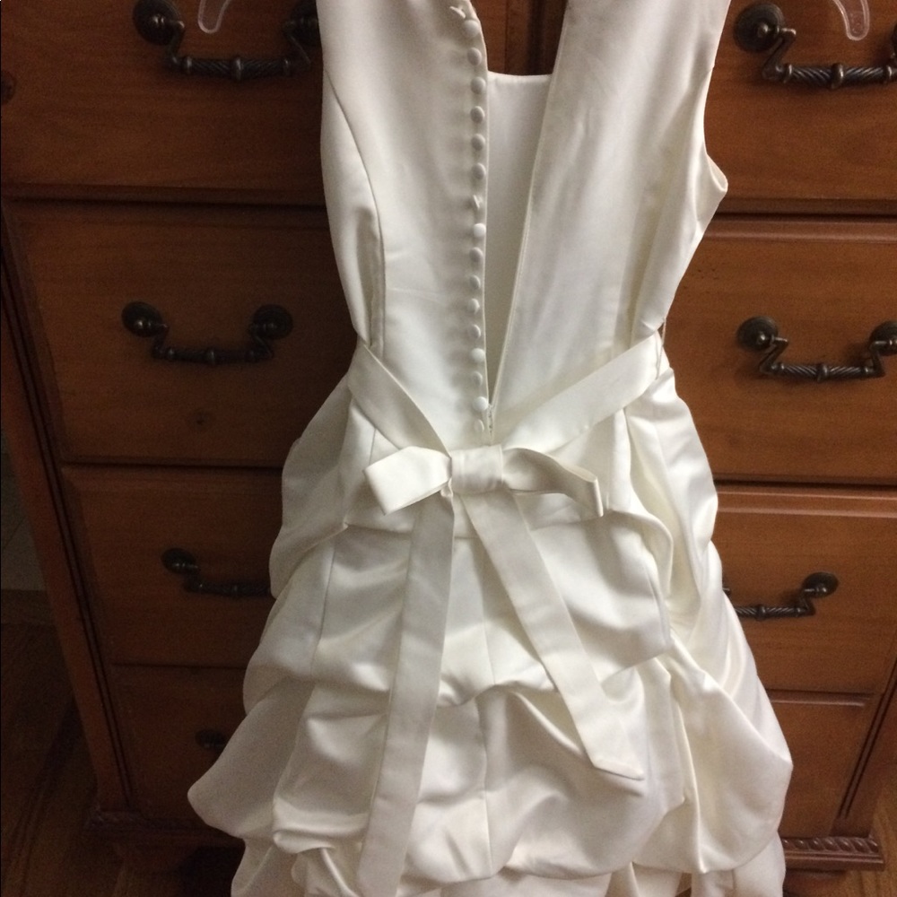 Girls size 6 off white dress worn once.